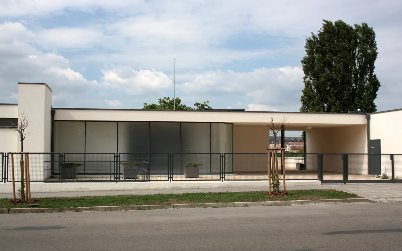 The low street front of Villa Tugendhat on Černopolní, with its glass entrance and garage door